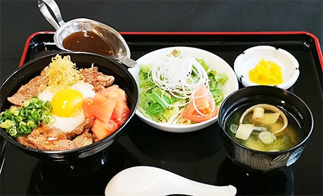 写真：ラムとろ丼